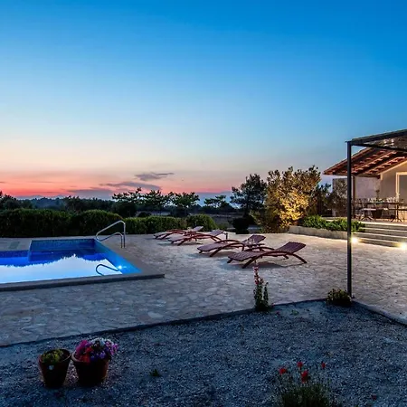 Lovely Home In Sutivan Sutivan