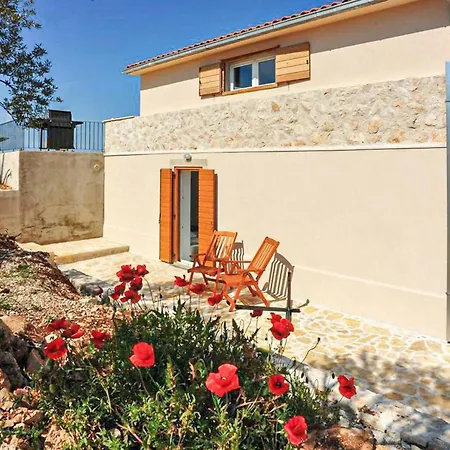 Holiday home Lovely Home In Sutivan